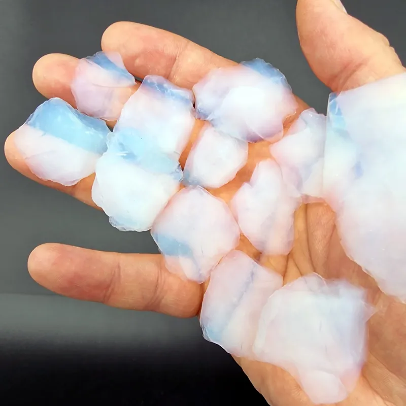 Une poignée de morceaux d’aérogel de silice ultra-légers dans la paume