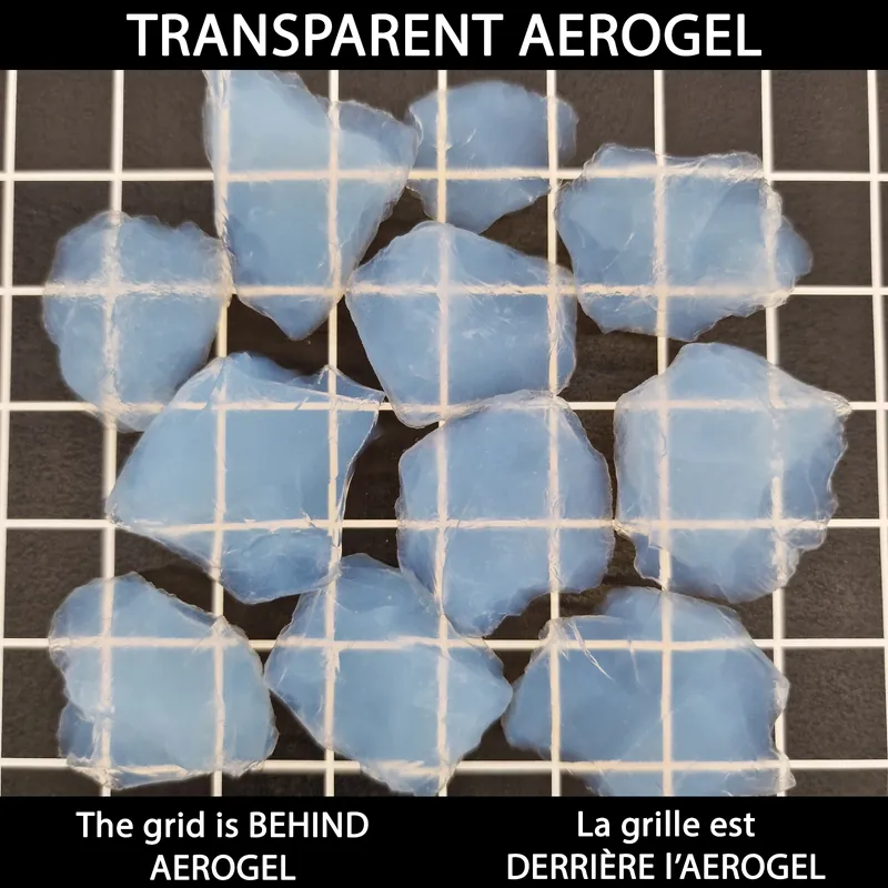 Morceaux d’aérogel de silice sur une grille noire et blanche montrant leur transparence