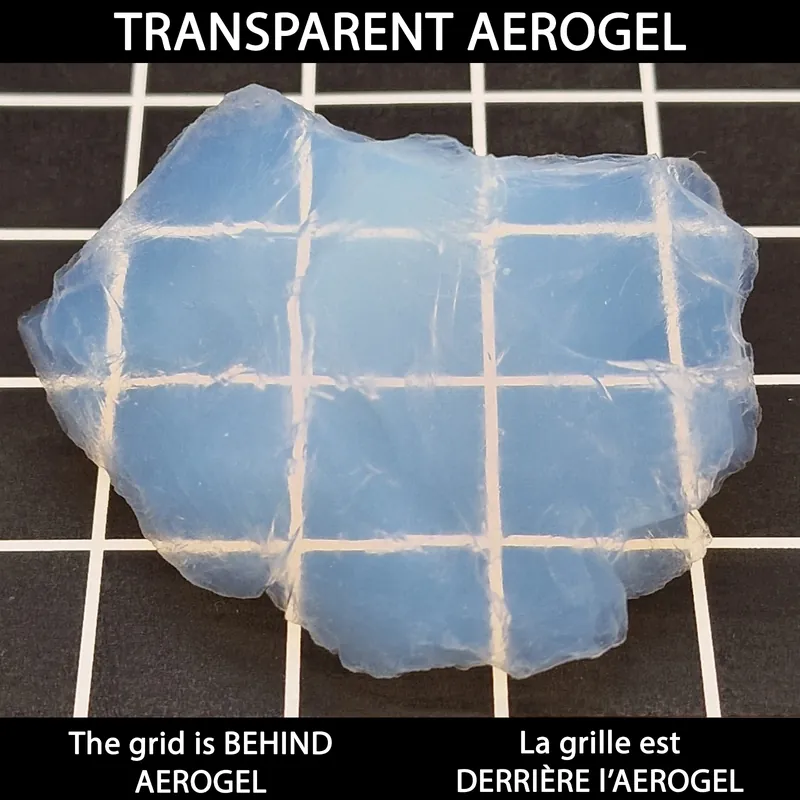 Plaque d’aérogel transparente posée sur une grille : la grille reste visible à travers
